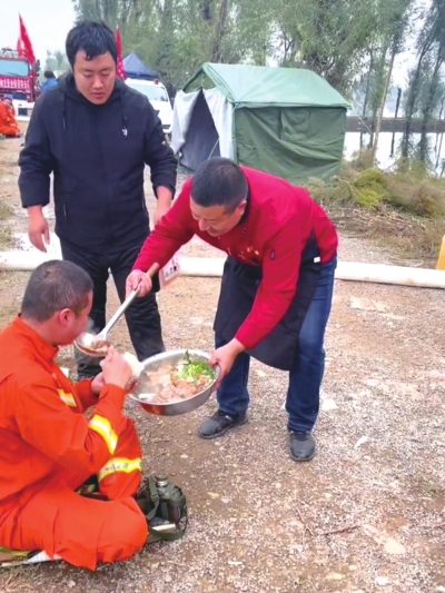 洛阳大哥两度前往山西支援 最多一顿做了100多人的饭