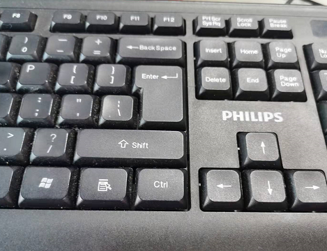 为什么电脑键盘打不出字？电脑关机键盘按什么键