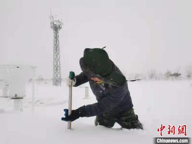 内蒙古特大暴雪:学校停课机场关闭 高速公路临时管制