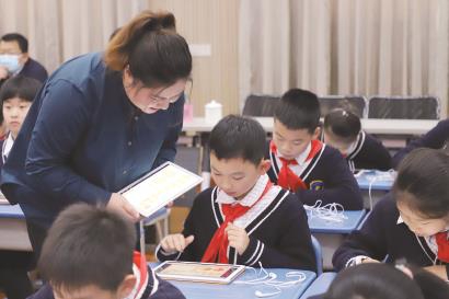 教师善教学生乐学 中小学迎来三位“智能伙伴”