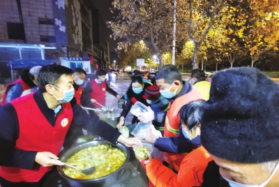 郑州首家免费爱心粥店 一碗粥一碗菜温暖了2931个清晨