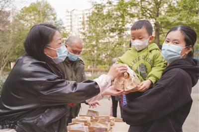 杭州东新园解封 郁金香种球送给居民和工作人员
