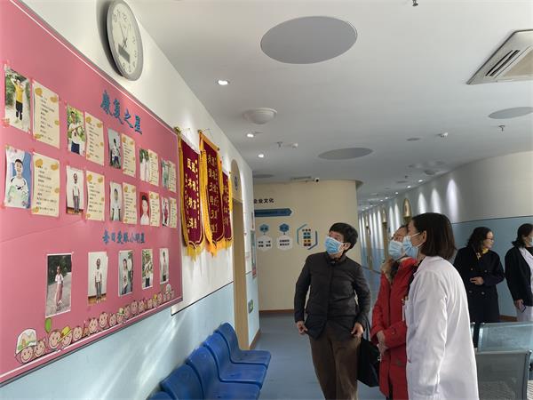 中牟縣人民醫(yī)院院長白金娥來鄭州童瞳眼科醫(yī)院參觀交流