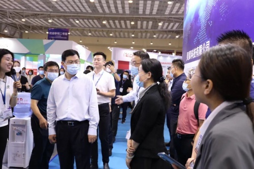 青島市長趙豪志赴軟博會巡展，靈犀科技助力青島梳理13條重點產業鏈