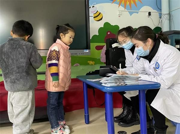 盟動中原愛眼護眼健康行｜童瞳眼科到糧食廳幼兒園開展公益視力篩查
