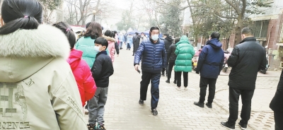 郑州：徒步走遍村子 为行动不便的老人做核酸检测