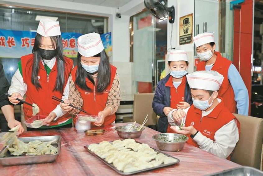 龙岗区四季花城社区：小手包饺子送给抗疫叔叔阿姨