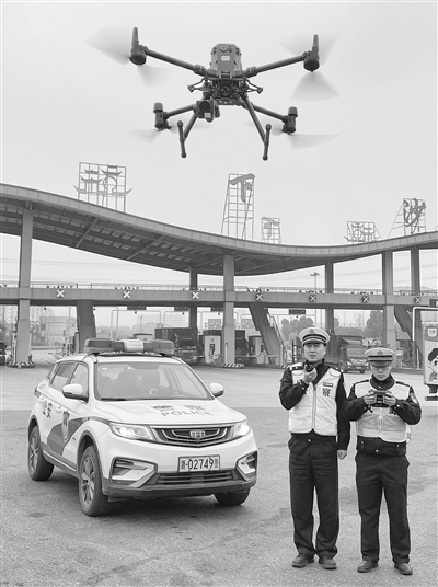 杭州高速交警使用无人机护航春运 易堵路段预判来了