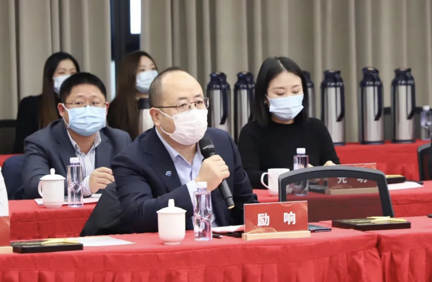 一群人坐在桌子前

中度可信度描述已自動生成