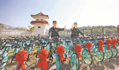 小单车大作用 深圳武警获赠100辆执勤单车