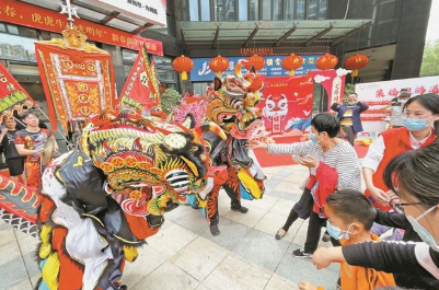 喜气欢腾舞麒麟 祈求风调雨顺良好愿望