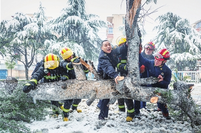 大雪压城 九江市消防支队濂溪区大队冒雪作业