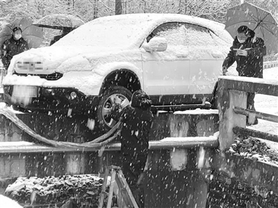 大雪纷飞 儿子的作业让隔离点的她落泪