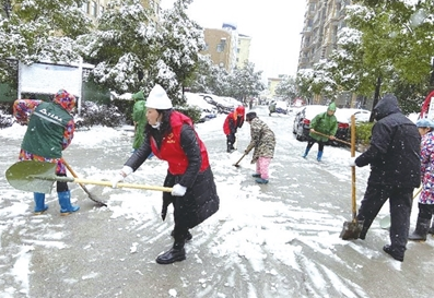 浔阳放马场社区：扫雪除冰干劲十足  保障居民安全出行