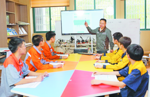 最新消息！国际商贸学校鲍正浩老师入选“浙江杰出工匠”