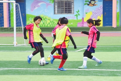 洛阳一农村小学女足队成立4年多夺冠14次 期待走出更多“王珊珊”