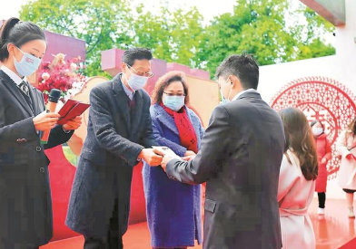 昨日深圳1401对新人领证 婚姻登记中心为新人准备玫瑰花