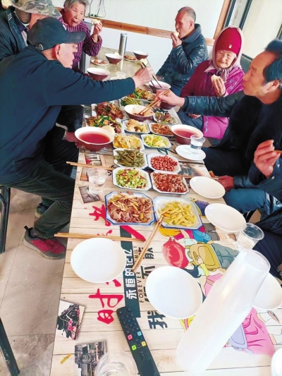 洛陽大叔賠錢開餐廳 只為老人有熱飯吃
