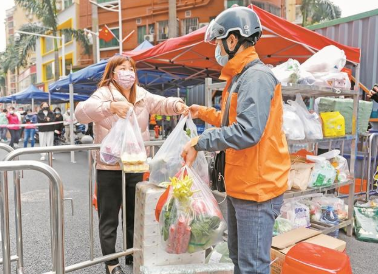 他们日夜无休 生活物资配送到家守住“烟火气”