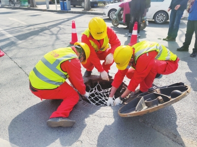 郑州市部分路段“智能化”窨井盖已经“上岗” 面板上印有“身份证”