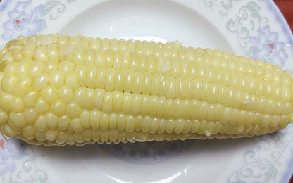煮熟的玉米粒怎么弄下来？不锈钢叉插到玉米根部用力往上掀
