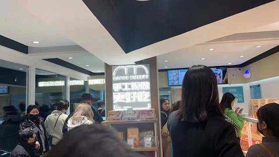 爸爸糖爆单员工累虚脱，老板请求开业宣传停一停