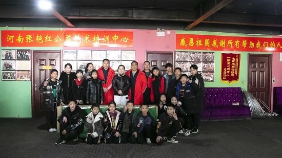 德多集團走進張艷紅公益藝術培訓中心舉行獻愛心、送溫暖捐助活動
