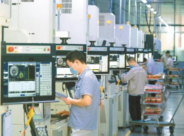 深圳宝安区：加紧调试设备 产业基地忙碌有序 