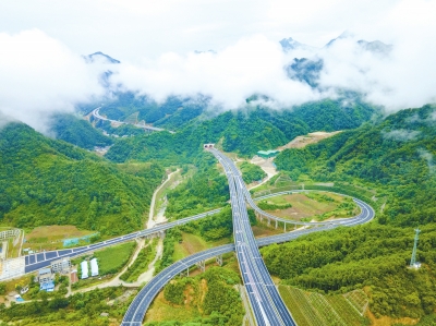 中国的第一条高速公路诞生在哪里？设计时速每小时120千米？