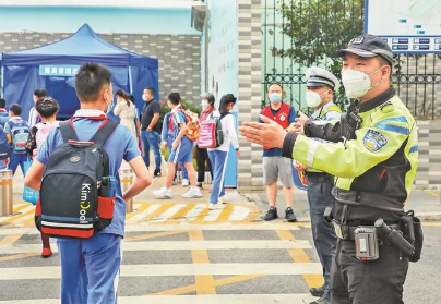 深圳各大中小学：“家校警”联动 护航上学路