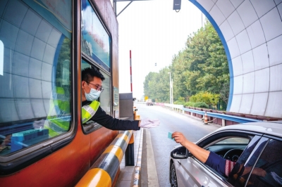 高速过路费收费标准是多少钱？小型车2吨以下0.45元/公里