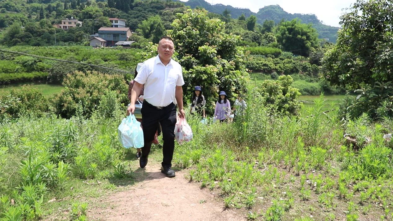 宜宾创业青年李小华爱心助力坚强女孩健康成长