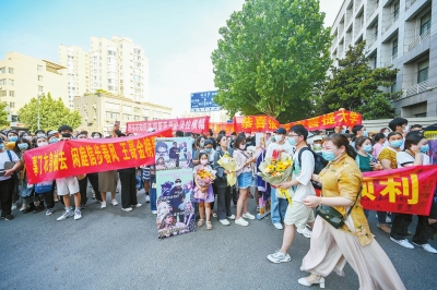 鲜花、条幅、拥抱“花式迎接”超暖心 考完啦！你想和谁去撒欢儿