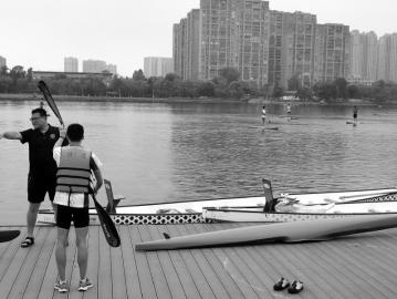 继露营、绿道骑行成功出圈后 划浆板运动“乘风破浪”火遍成都