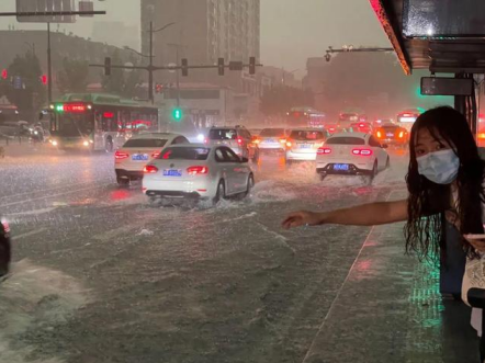 郑州突降暴雨 最大降水出现在惠济区的花园口106.0毫米