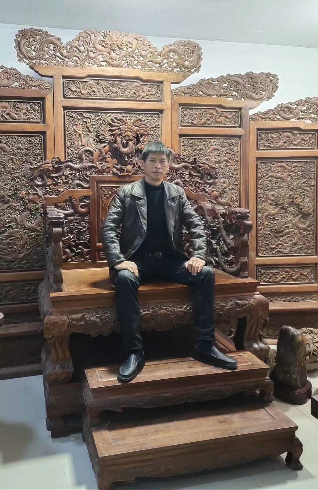 萬里蹀躞根雕情 韜光逐藪龍馬魂——記貴州省工藝美術協會雕塑雕刻專業委員會常務理事、木雕藝術家 李松濤