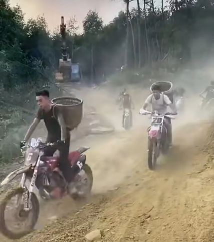 重慶山火摩托車少年：在熱血沸騰中又帶一點熱淚盈眶