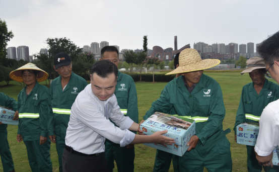 汇景控股送清凉，致敬城市守护者！