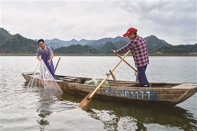 “天下第一秀水”千岛湖的打渔人 鲜鱼好吃鱼干也别有一番风味
