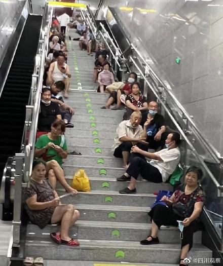 重庆高温地铁楼梯上长满了人 重庆楼梯街道视频