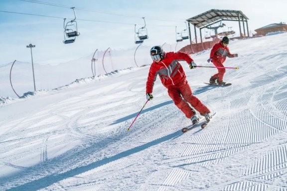 雪季将至 带孩子来滑雪！TOP级亲子度假就在乌兰察布大河湾家庭滑雪度假乐园！