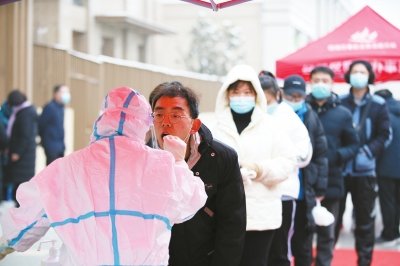 郑州高新区全民核酸“一天两检” 那么多人聚集核酸没事吗？