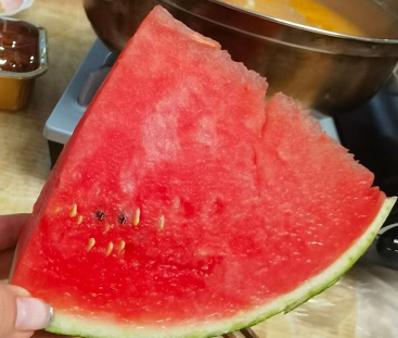 西瓜子是夏天常吃的西瓜里的籽吗？西瓜榨汁用把籽挑出来吗？