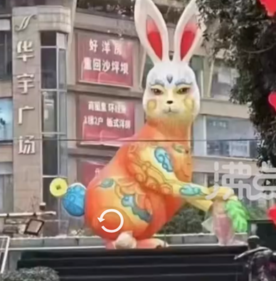 重庆街头巨型兔子灯被市民吐槽太丑 比邮票上的蓝兔子好看多了