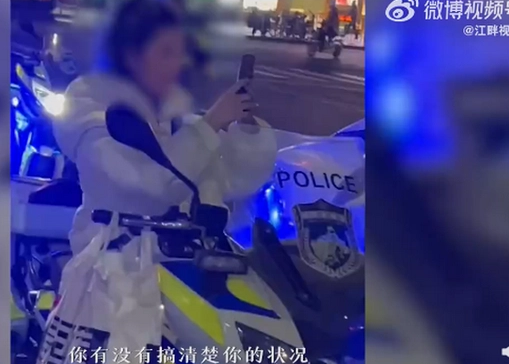女子强坐警摩大喊“我喜欢你” 警察用的摩托车什么型号？